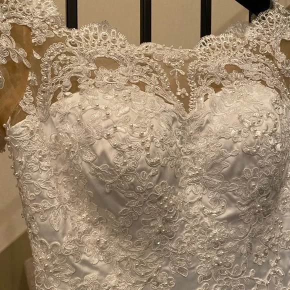 One of a kind size 2 Wedding Gown Street Size 0 Off the Shoulder NWT Pearl Bead